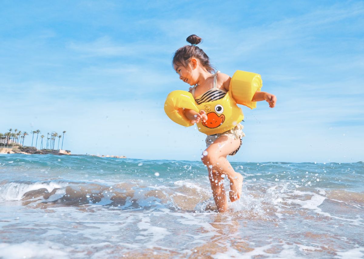 Foto de una niña jugando en el mar de la playa de Clearwater, Costa del Golfo, Florida, USA.