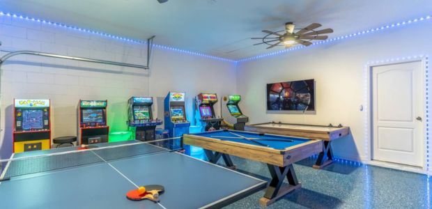 Sala de juegos y videojuegos, con mesa de ping-pong y mesa de pool, de una casa de alquiler vacacional en Orlando, Florida, USA.