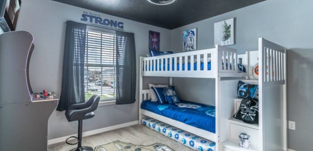 Habitación de chicos, decorada con motivos de Star Wars, en una casa de alquiler vacacional en Orlando, Florida, Estados Unidos.