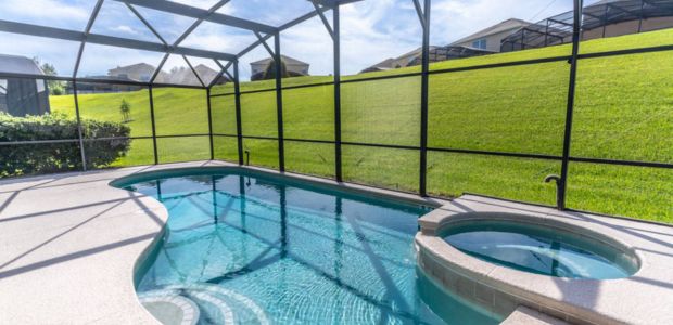 Piscina privada de una casa de alquiler vacacional en Orlando, Florida, USA.