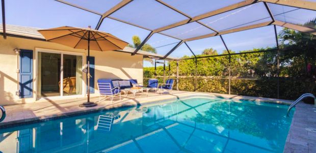 Foto de una piscina privada de una casa de alquiler vacacional en Naples, Florida, USA.