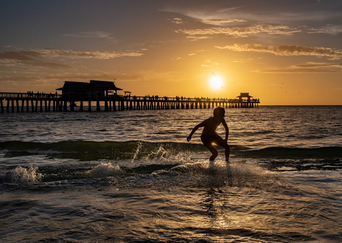 Foto de un niño jugando en el mar de Naples, Florida, USA.