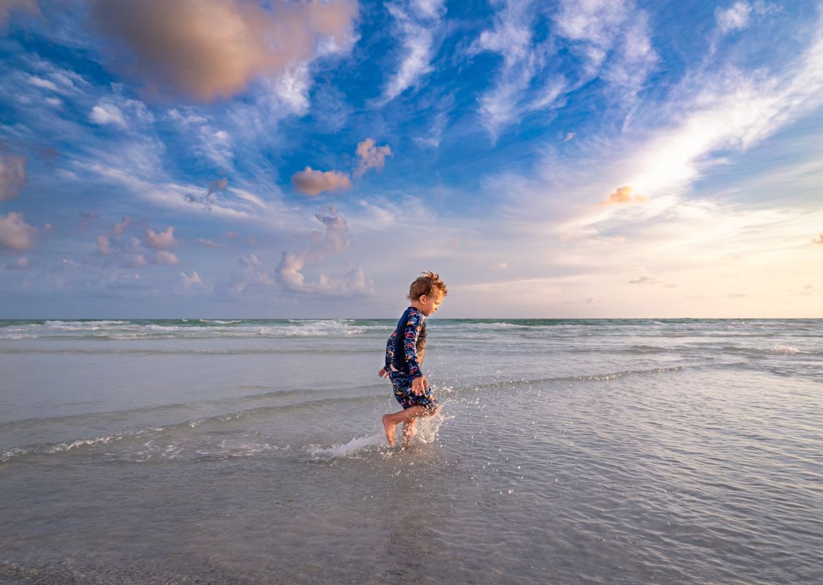 Foto de un niño jugando en el mar en la playa de Sarasota, Florida, Costa del Golfo, Estados Unidos.