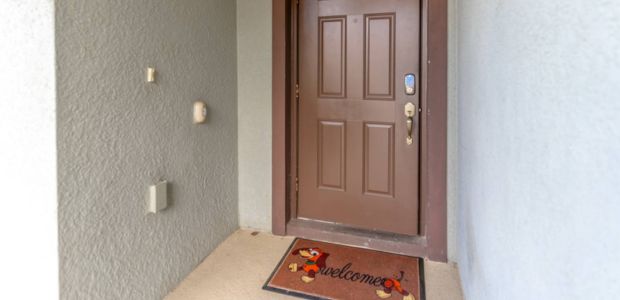 Foto de puerta de entrada a una casa de alquiler vacacional en Orlando, Florida, USA.